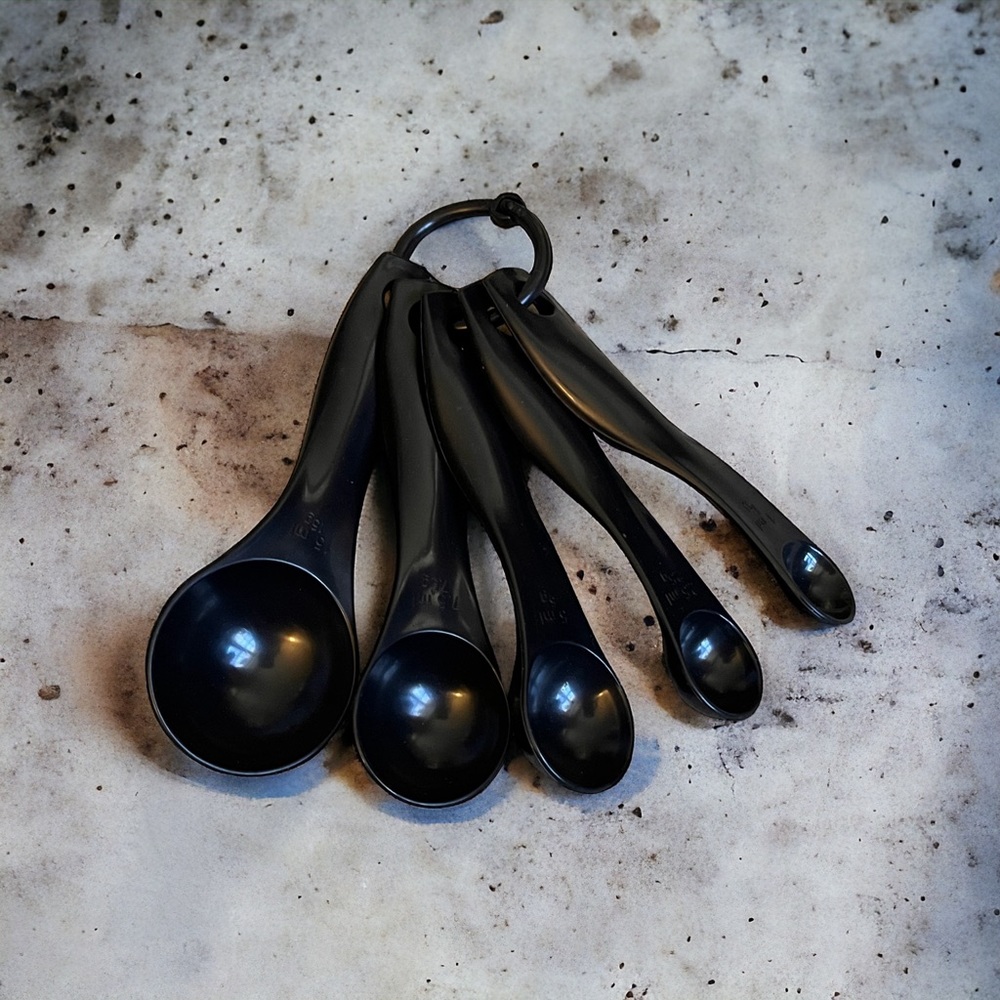 Set of measuring spoons black